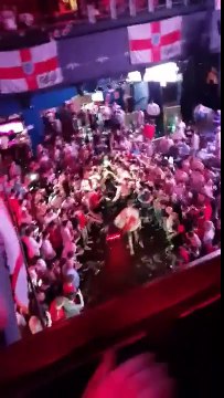 Glissades sur le ventre des supporters Anglais pour fêter leur victoire !