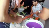 Activité épluchage des légumes en vue de réaliser un couscous