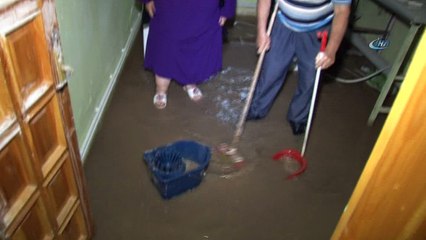 Krediyle aldıkları eşyalar sular içinde kaldı