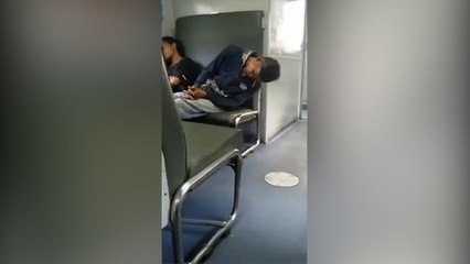 Un borracho le alegró la mañana a un grupo de viajeros en un tren