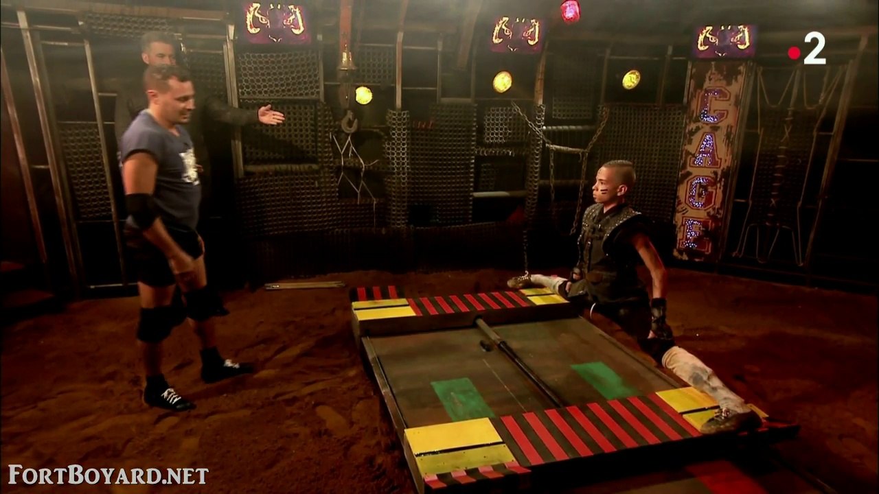 Fort Boyard 2018 : Brahim Asloum dans le "Grand écart" face à Casey dans La Cage (23 juin 2018)