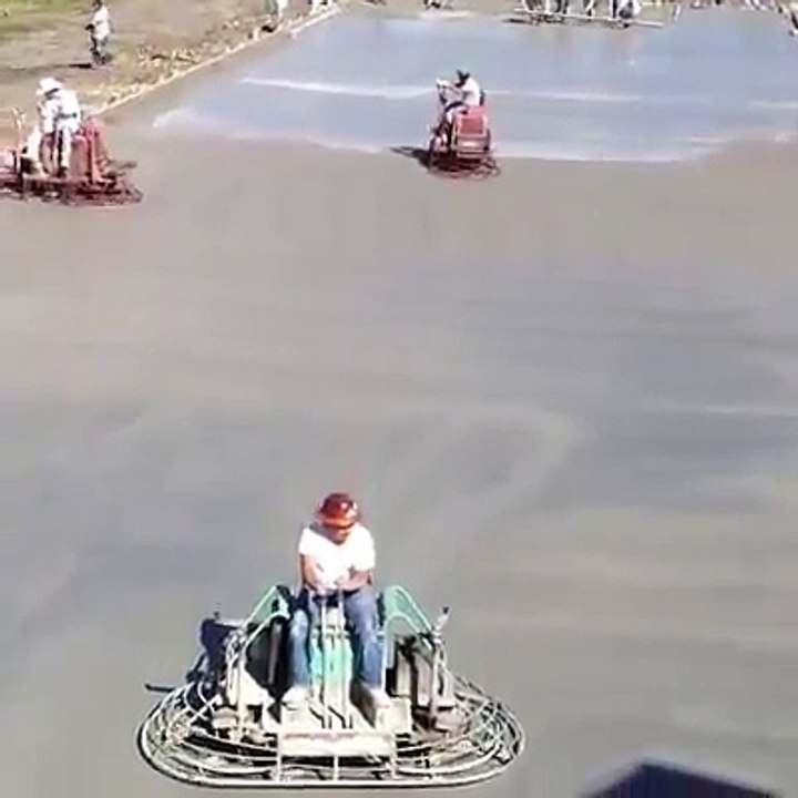 آلة جميلة لتسوية الخرسانة