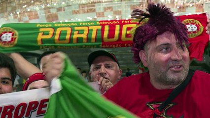 Hinchas celebran pase a octavos de España y Portugal del grupo B