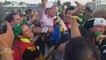 Groupe F - Les fans mexicains portent en triomphe un Sud-Coréen égaré