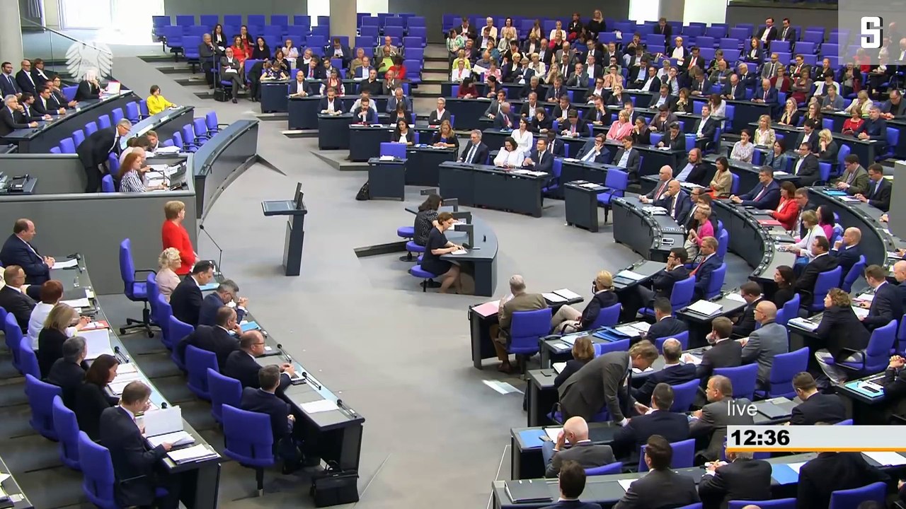 Fragestunde im Bundestag: 'So bringt man Angela Merkel nicht ins Schwimmen'