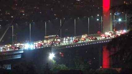 İstanbul'da Gökyüzünü Şimşekler Aydınlattı