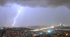 Kuvvetli Yağışın Etkili Olduğu İstanbul'da Şimşekler Geceyi Gündüze Çevirdi
