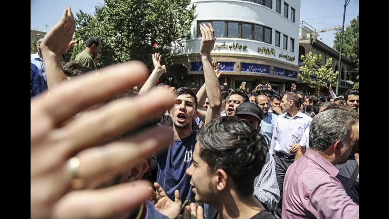 إيران تحظر استيراد 1300 سلعة.. والتجار يتظاهرون