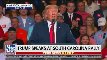 Donald Trump vante la qualité de sa chevelure, ironisant sur ceux qui affirmaient durant la campagne qu'il avait une perruque