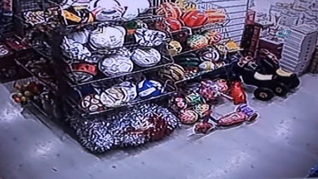 Alışveriş merkezine dalan sansar güvenlik kamerasında