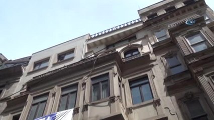 Beyoğlu'nda Bir Binada Mahsur Kalan Yavru Martı İtfaiye Tarafından Kurtarıldı