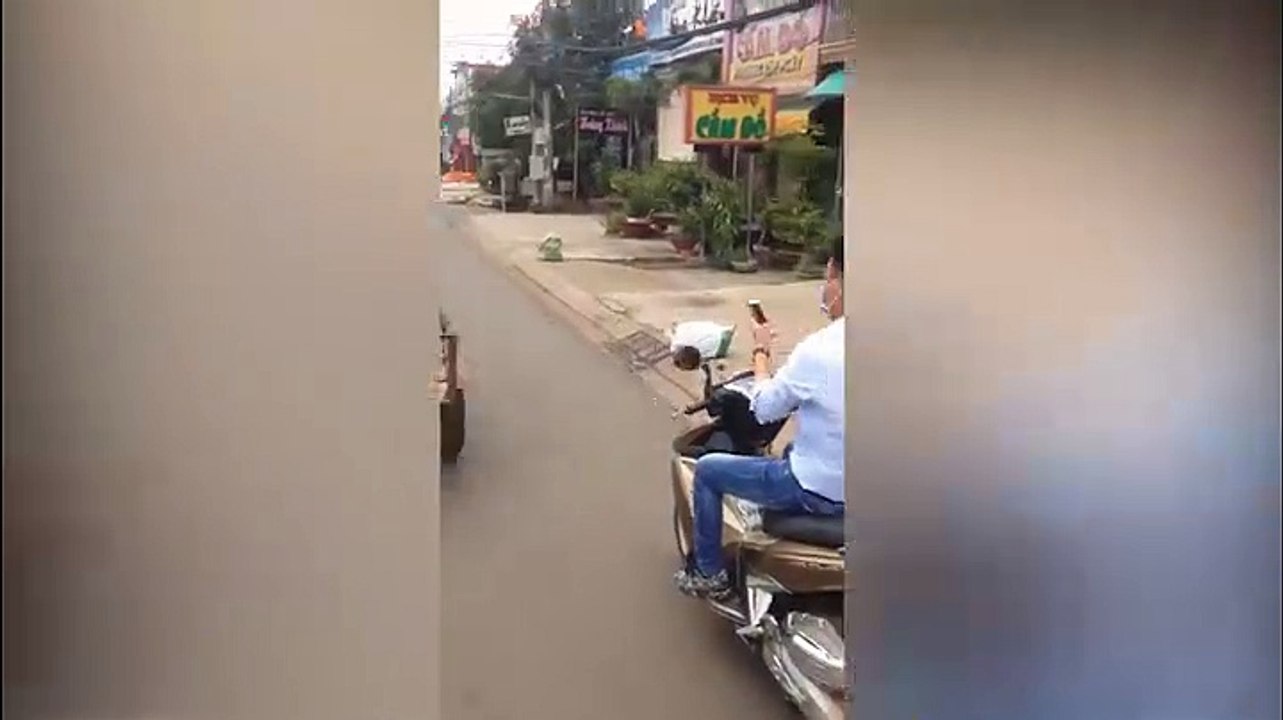 Chú rể chất nhất Vịnh Bắc Bộ lấy xe chở hàng rước nàng về dinh