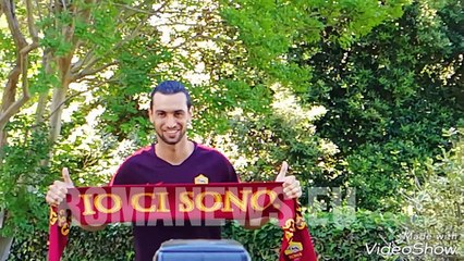 Pastore posa con maglia e sciarpa della Roma (26/06/2018)