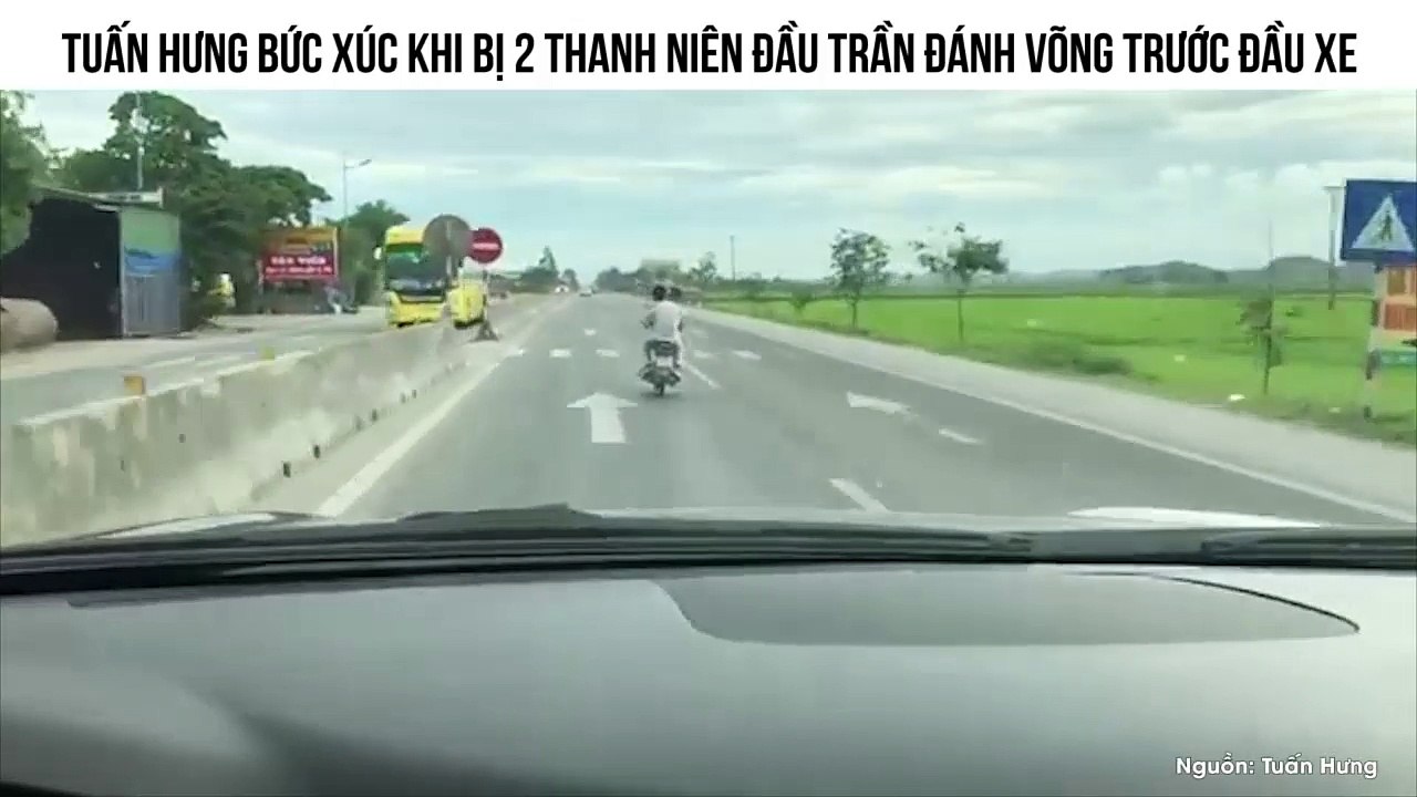 TUẤN HƯNG BỨC XÚC KHI BỊ 2 THANH NIÊN ĐẦU TRẦN ĐÁNH VÕNG TRƯỚC ĐẦU XE