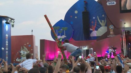 Fans Australia  Buat 'Ular Gelas Bir'