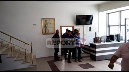 Berat, del para gjykatës babai që mbajti peng djalin, avokati: Ka probleme mendore