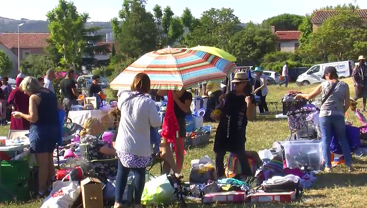 L'ONG et ses participants dans un grand vide greniers de la solidarité à Martigues