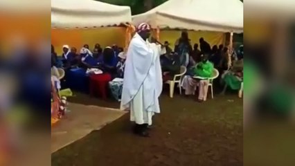 El cura rapero de Kenia se queda sin Iglesia