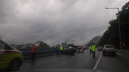 영동고속도로 빗길에 차량 전복...2명 부상 / YTN