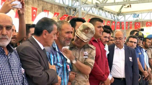 Adıyaman şehidini son yolculuğuna uğurladı... Şehit babasının gözyaşlarını asker sildi