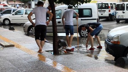 Çankırı'da sağanak yağış sonrası sokaklar gölete döndü