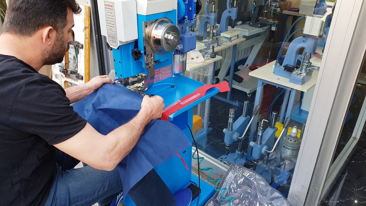 Elibise kılıfı ip bağlama yeri tutma plastiği için  tam otomatik pullu ayarlı kuşgözü çakma makinası