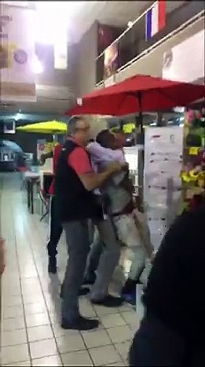 Le personnel du magasin intermarché à Saint-Dizier agresse un jeune garçon.