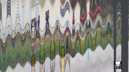 Un vieux se bat contre deux gros chiens