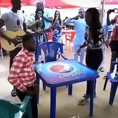 Il fait sa demande mais il a oublié la bague... Krkrkrkr. Si ça t'arrive, tu fais quoi Wanda Girl ?