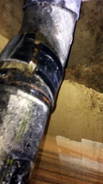 Un plombier débouche une canalisation