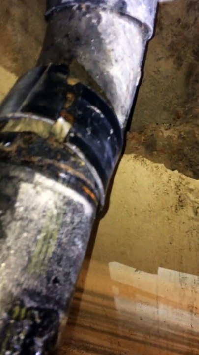 Un plombier débouche une canalisation