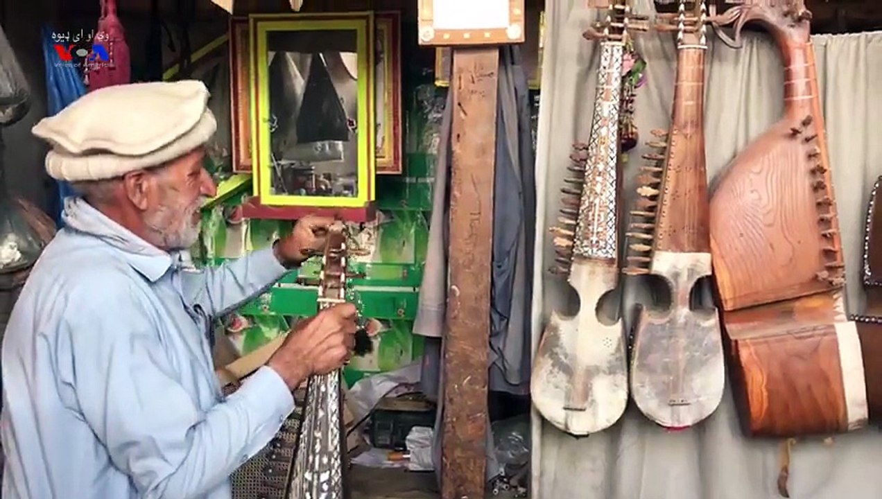 د کرمې اېجنسې صفت علي چې د تیرو څو لسیزو راهسې نه یواځې رباب غږوي، رباب جوړوي هم او د هغه د لاس جوړ ربابونه د نړۍ یو شمیر برخو کې اوسیدونکي پښتنو د ځان سره وړي.
