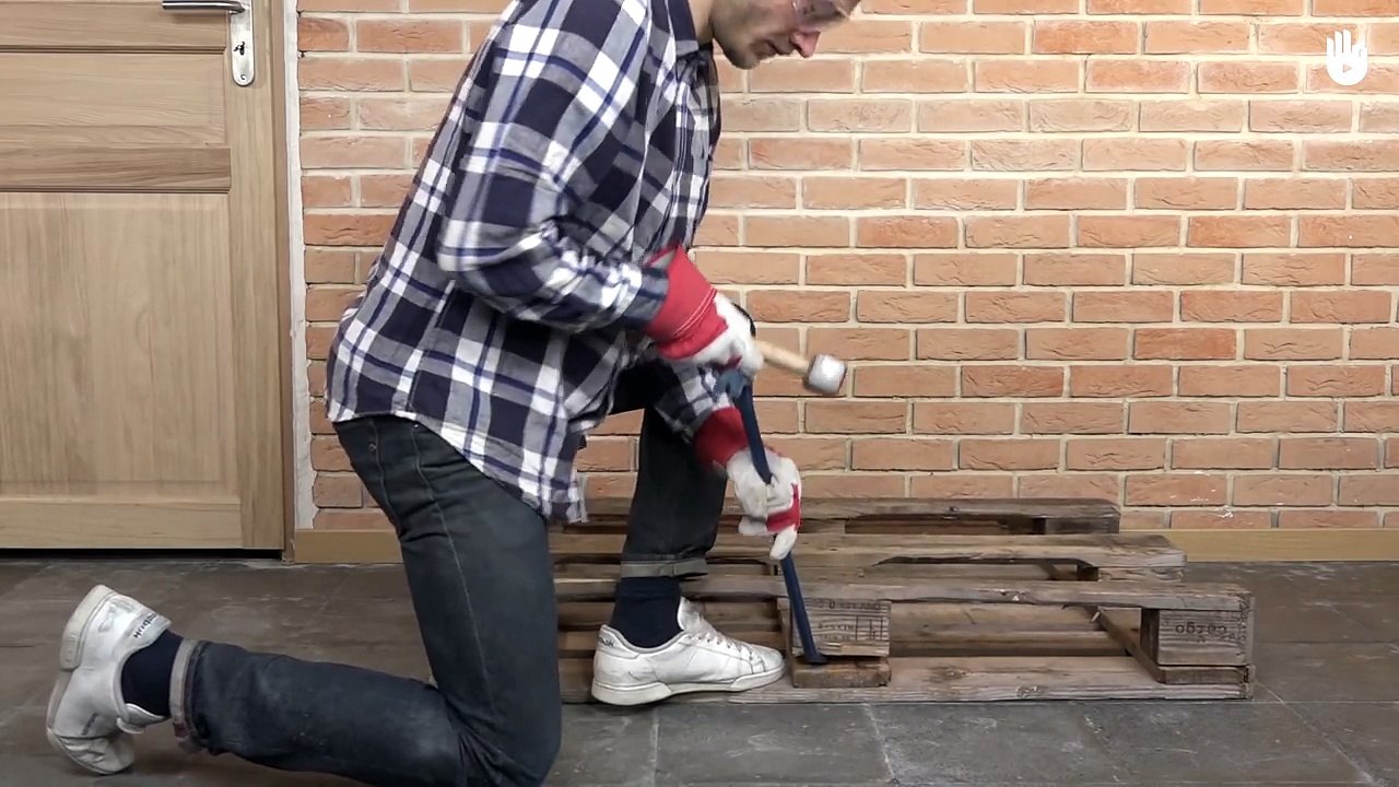 Apprendre à monter un coffre de rangement en palette  Recycler