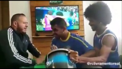 Ce supporter sourd, muet et aveugle célèbre la victoire du Brésil dans cette vidéo touchante