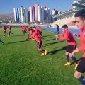 ‪¡Vamos, cabros!‬‪Tempranito y con la Villa Suramericana de fondo, #LaRojaSub20 ‍♂️ activa físicamente para el partido debut de esta tarde ante Argentina.