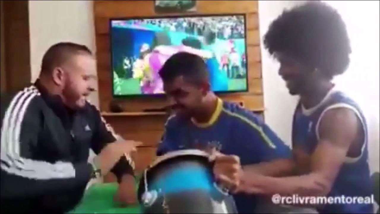 Il mime un match de foot à un supporter sourd, muet et aveugle du Brésil