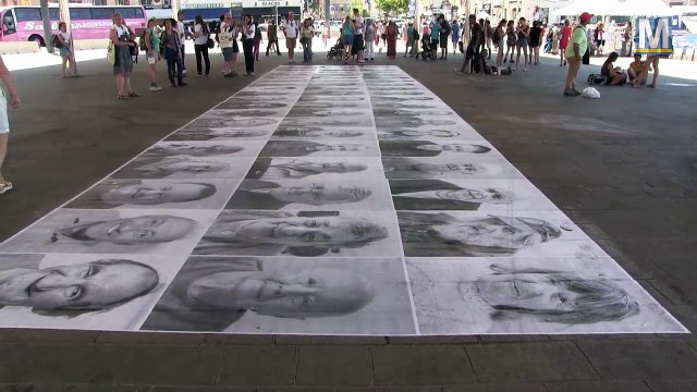 Les petits frères des Pauvres exposent sous l'ombrière à la sauce JR