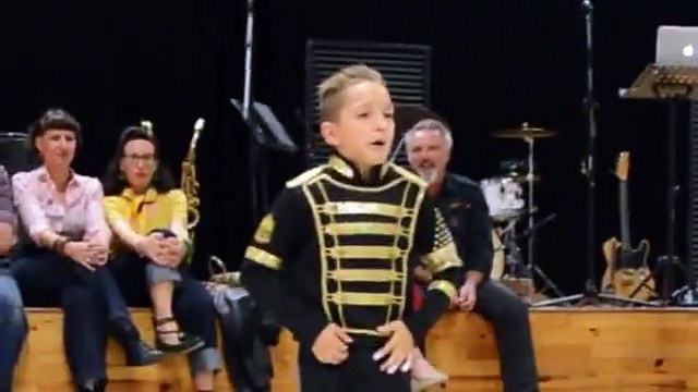Small MJ fan dacing on Michael Jackson songs - amazing