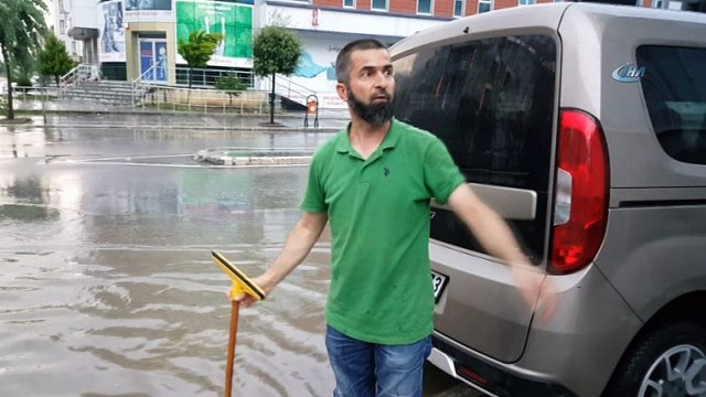 Fırtına ve yağış bir anda bastırdı, ortalık savaş alanına döndü...Ağaçlar devrildi, caddeler sular altında kaldı