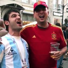 Arjantinli ve İspanyol iki taraftar, Maradona'nın attığı "Yüzyılın Golü"nün anlatımı böyle tekrarladı