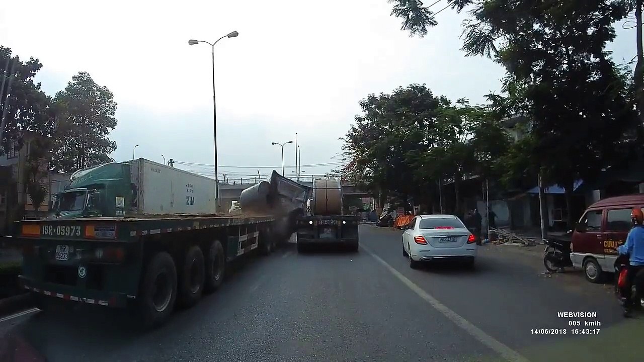 2 rouleaux d'acier mal attachés.. détruisent le camion les transportant !