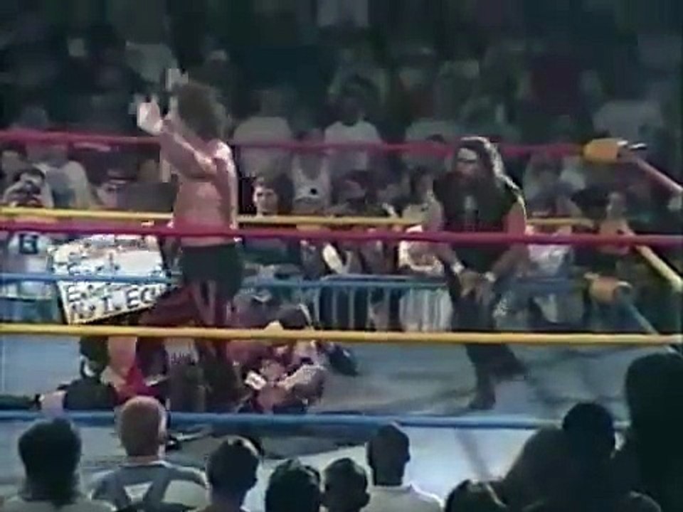 Catch ? Ça tourne en pluie de chaises sur le ring !