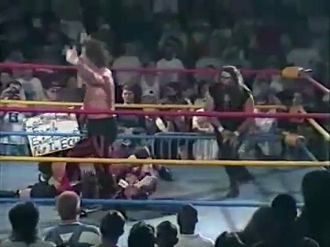 Catch ? Ça tourne en pluie de chaises sur le ring !