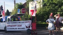 Charles Michel accueilli par les syndicalistes à l'UCL Mons