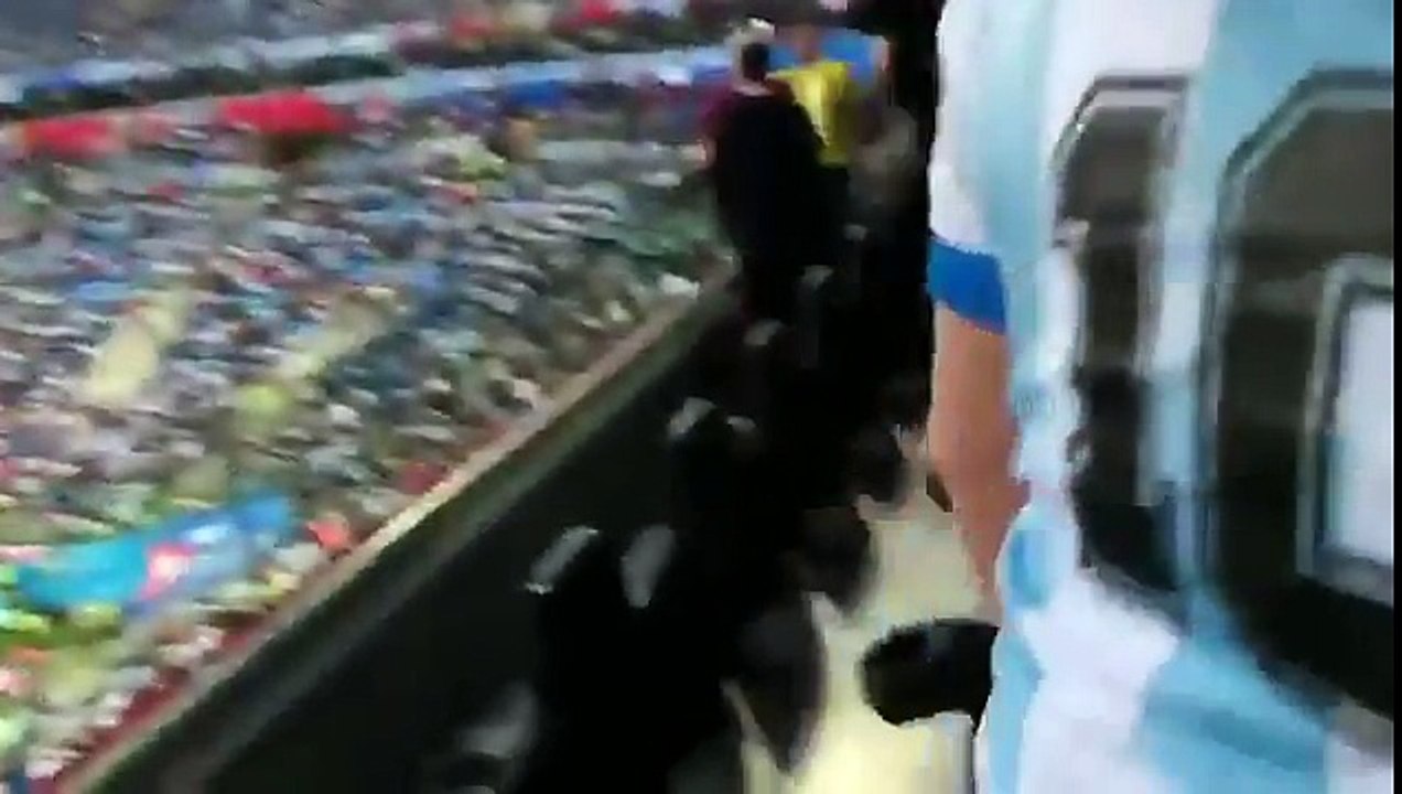 Maradona abandonando el palco