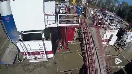 Ennuyé par un drone, cet ouvrier en colère va le faire tomber avec une canette