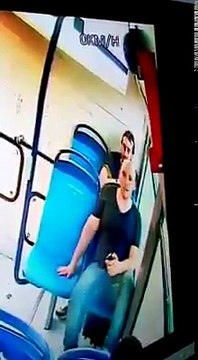 NAPOLI LITE SUL BUS UOMO ACCOLTELLA AL CAPO UN ALTRO PASSEGGERO Leggi ht