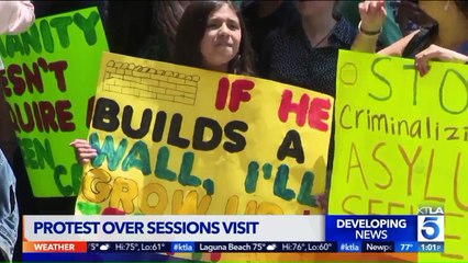 Télécharger la video: 25 Immigration Activists Arrested as They Protest AG Sessions Visit in L.A.