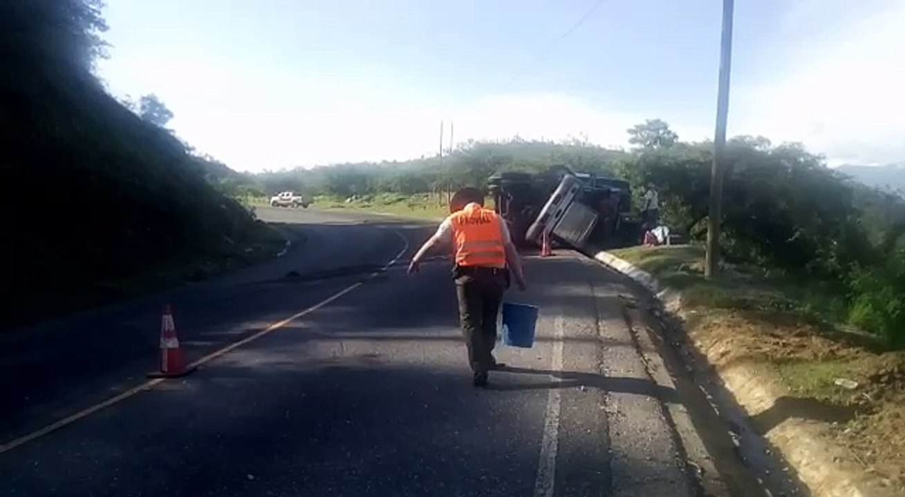 Tráiler vuelca en kilómetro 110 ruta a las Verapaces