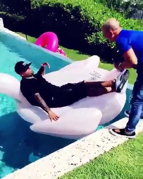 Nicky Jam Se Cae A La Piscina Despues Que Se Entera Qué Gano Colombia Game Play- MR GAME PLAY